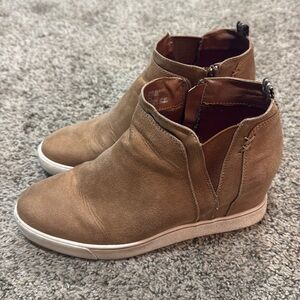 Brown Sugar Women's Glossy Wedge Sneaker - Great condition!